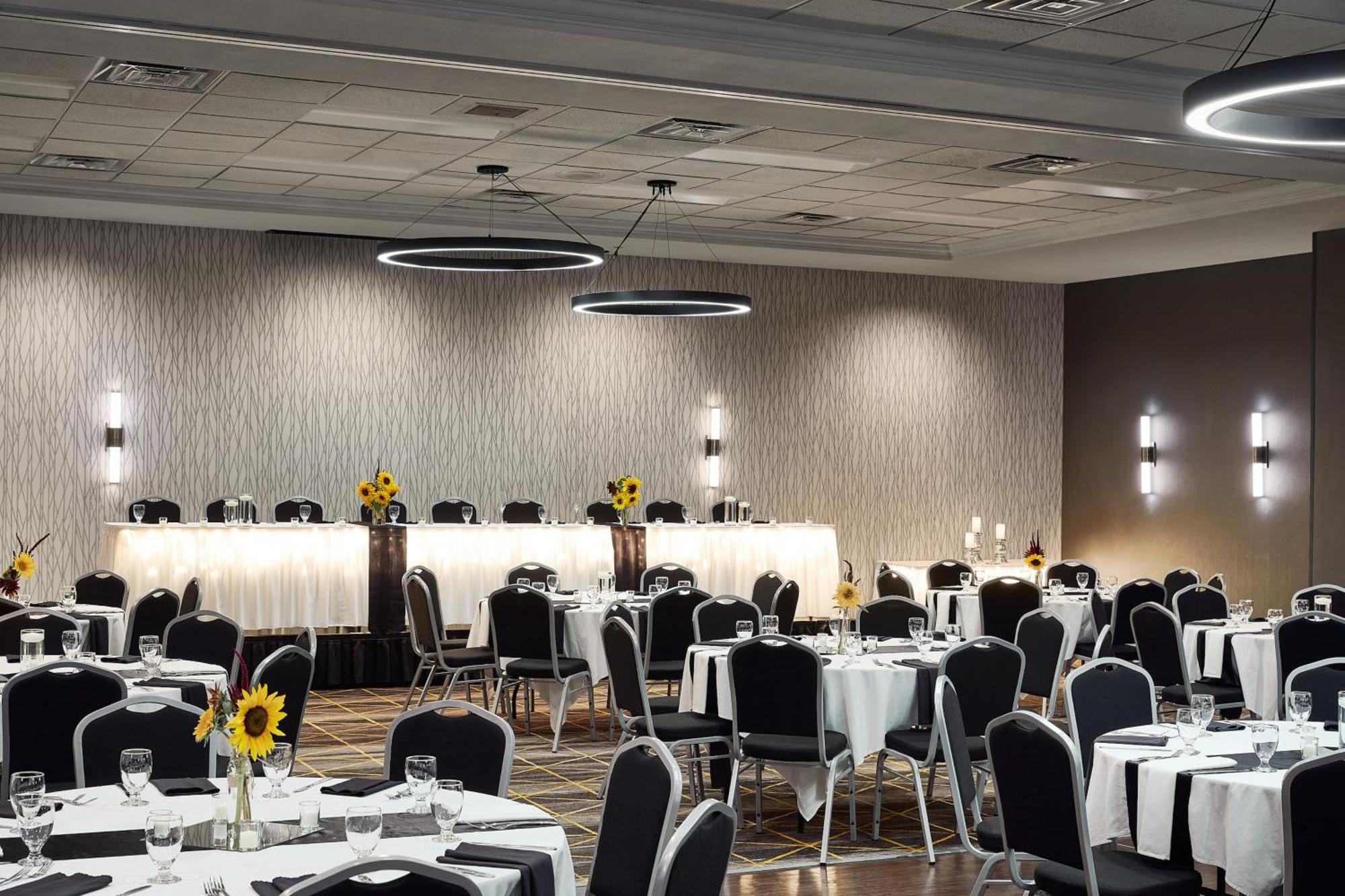 Holiday Inn Hotel & Suites Madison West - Middleton By Ihg Bagian luar foto