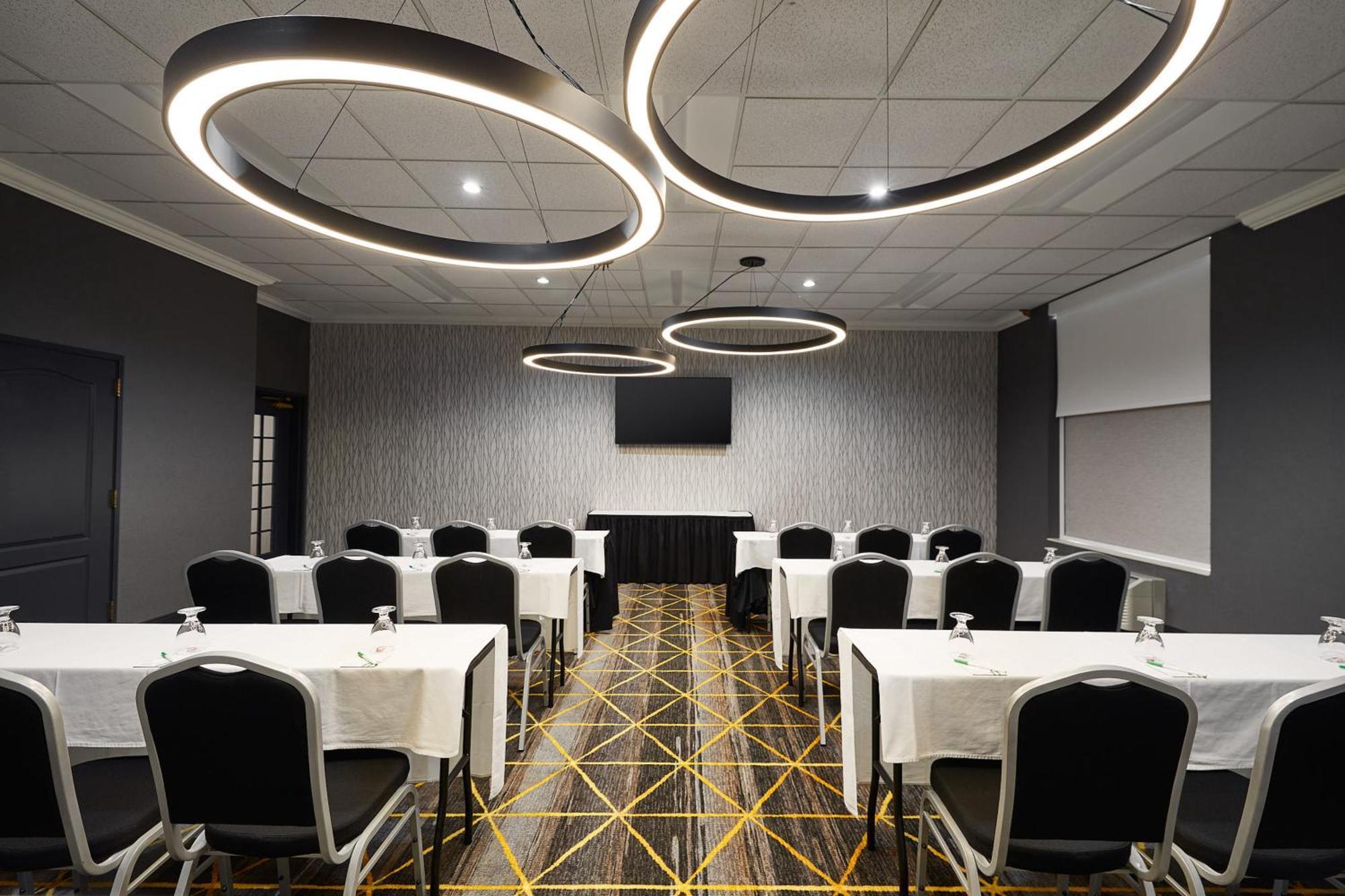 Holiday Inn Hotel & Suites Madison West - Middleton By Ihg Bagian luar foto