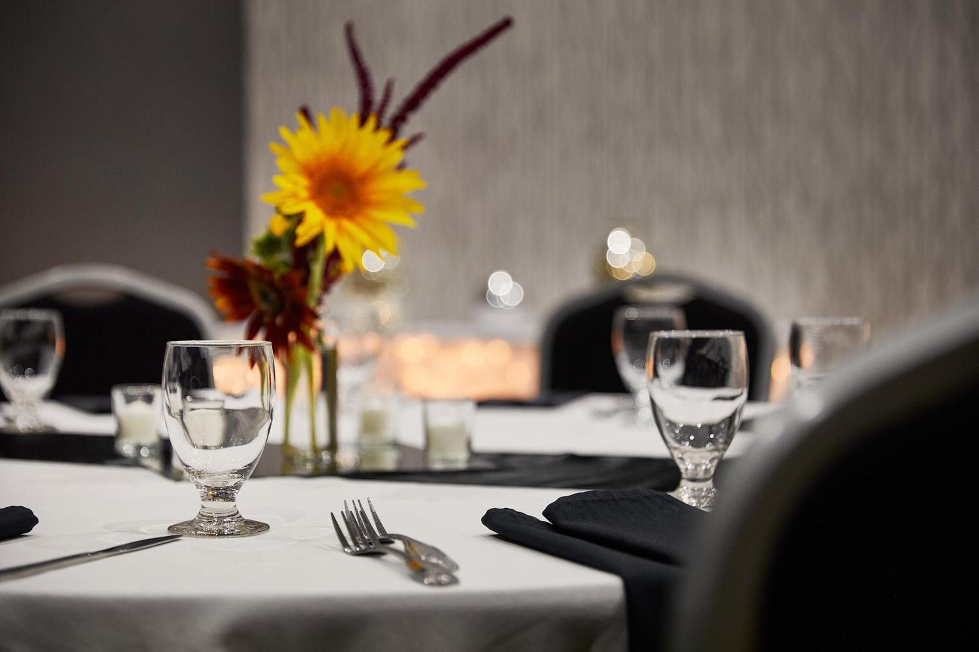 Holiday Inn Hotel & Suites Madison West - Middleton By Ihg Bagian luar foto